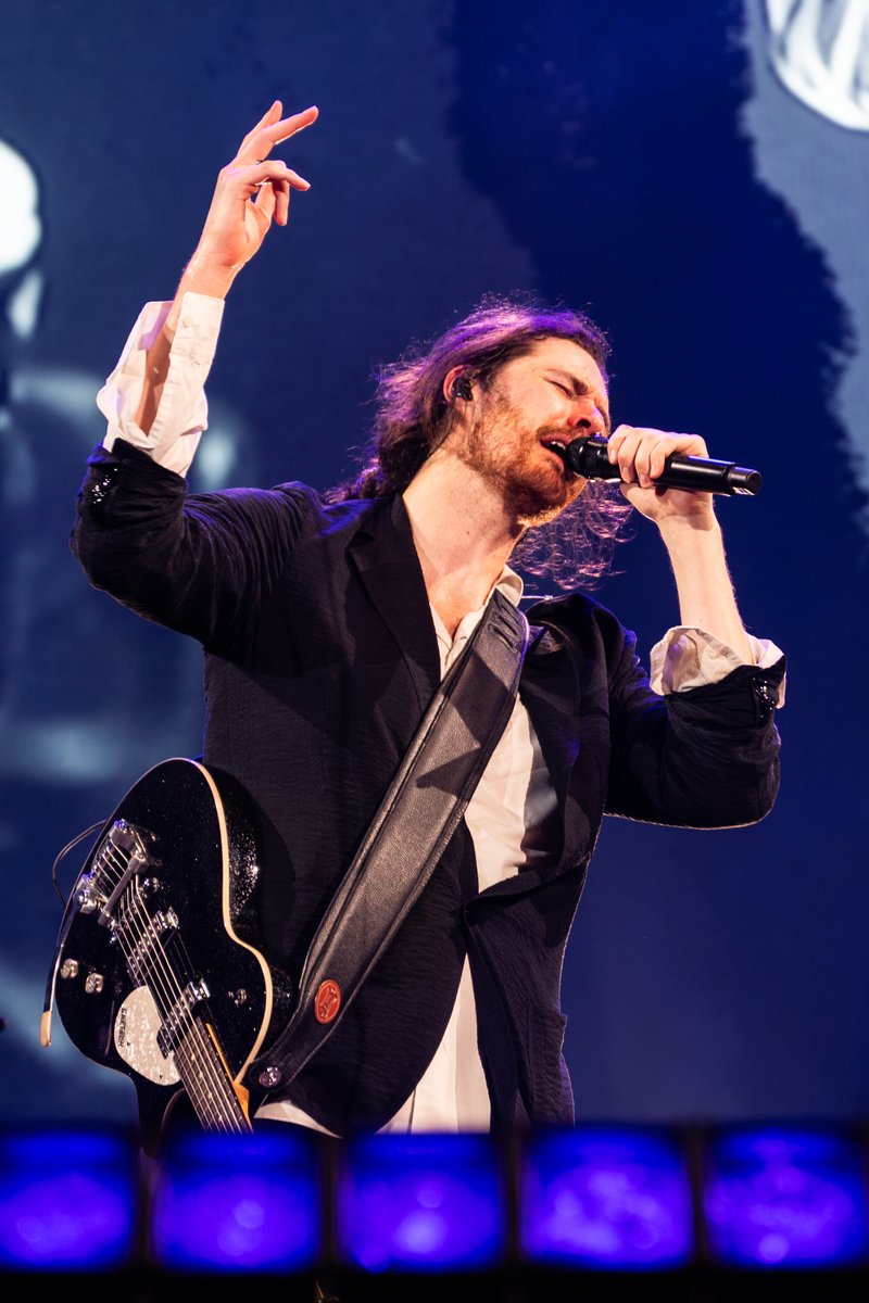 Hozier's tweet image. Boston, I can’t quite put into words the feeling of gratitude I have after those two nights at @fenwaypark. 

Thank you for the incredible welcome back to your beautiful city, it has always wrapped its arms around me and treated me with a great deal of love and kindness. I feel…