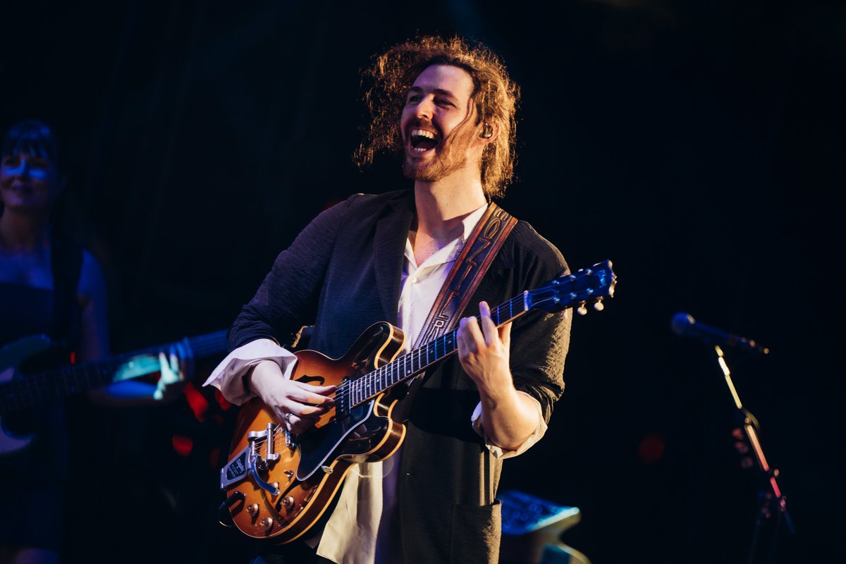Hozier's tweet image. Boston, I can’t quite put into words the feeling of gratitude I have after those two nights at @fenwaypark. 

Thank you for the incredible welcome back to your beautiful city, it has always wrapped its arms around me and treated me with a great deal of love and kindness. I feel…