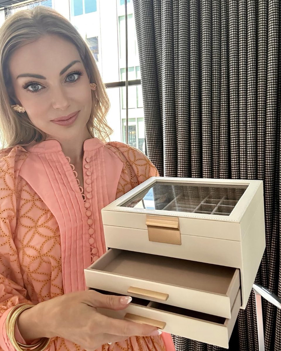 BubblyMoments's tweet image. Chic + functional 💖 This jewelry box with glass lid keeps your sparkle on display and organized!

🛍️ Shop here: amzlink.to/az0aN3wrmcBtV

#JewelryStorage #GlassLidBox #PrettyAndPractical #AccessoryGoals