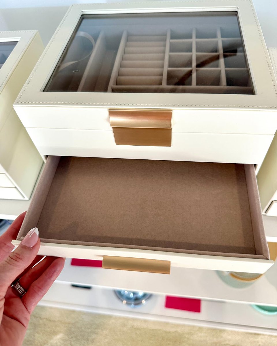 BubblyMoments's tweet image. Chic + functional 💖 This jewelry box with glass lid keeps your sparkle on display and organized!

🛍️ Shop here: amzlink.to/az0aN3wrmcBtV

#JewelryStorage #GlassLidBox #PrettyAndPractical #AccessoryGoals