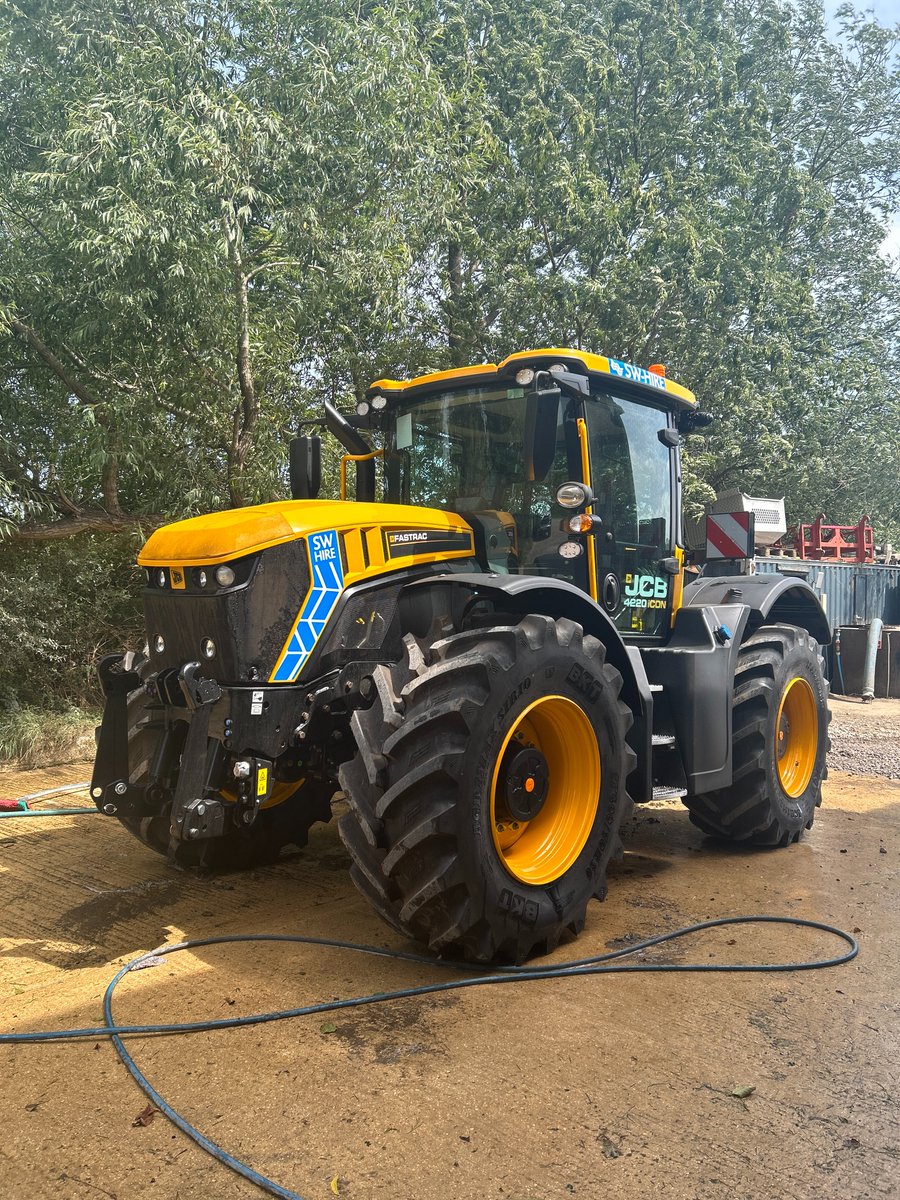 𝗗𝗲𝗹𝗶𝘃𝗲𝗿𝘆 𝗱𝗮𝘆 - 𝟮𝟲/𝟬𝟲/𝟮𝟱

Trailers and Tractors landing just in time for harvest to start:
- Two 14t Richard Silage/Grain Trailers
- JCB 4220 iCON Fastrac

#Delivery #Farming #Hire