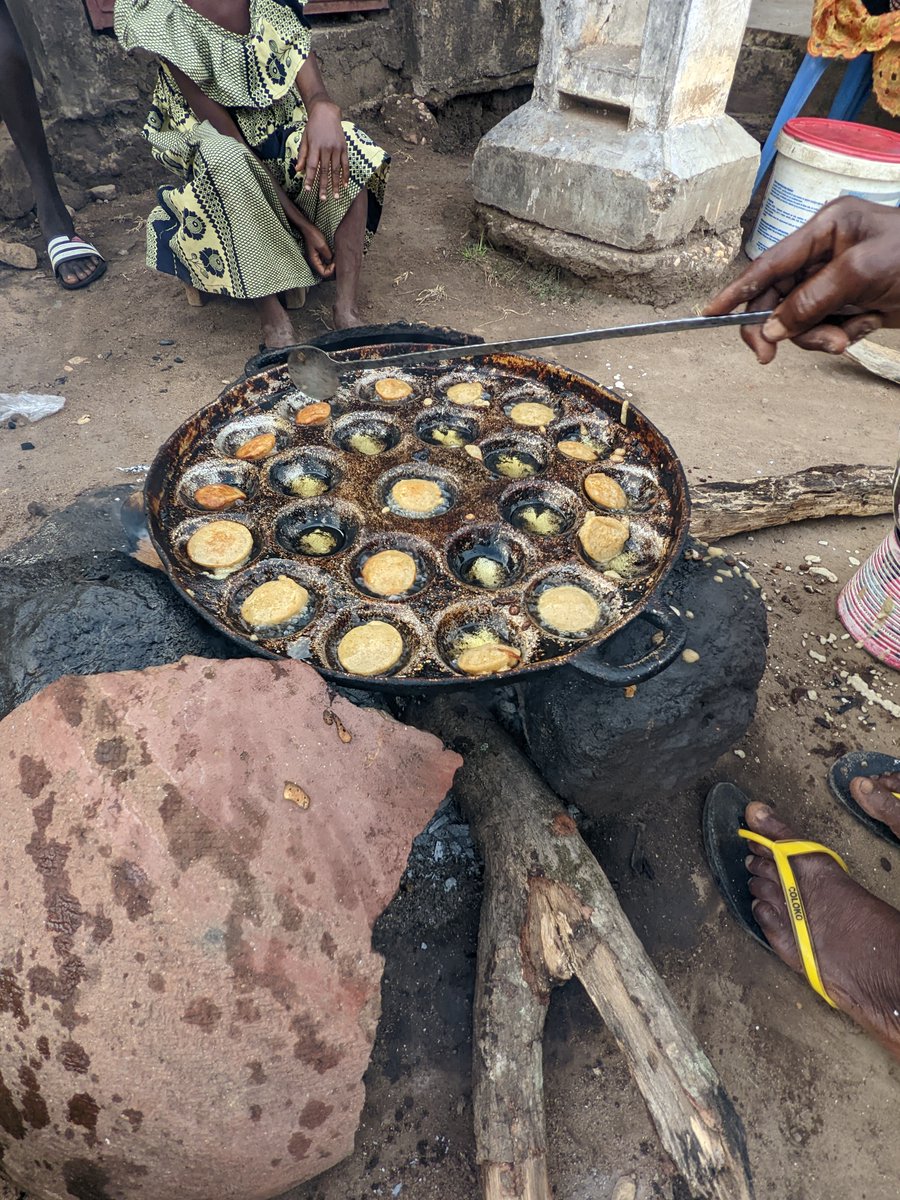 DonaldsonCD's tweet image. Sometimes people don't know to pronounce the letter Ŋ - ŋ in Bambara/Dioula words like "ŋɔmi" (pictured below) so my friend Marie-Ange and I made a video about it :-)
youtu.be/-EUMEIPvBxQ
