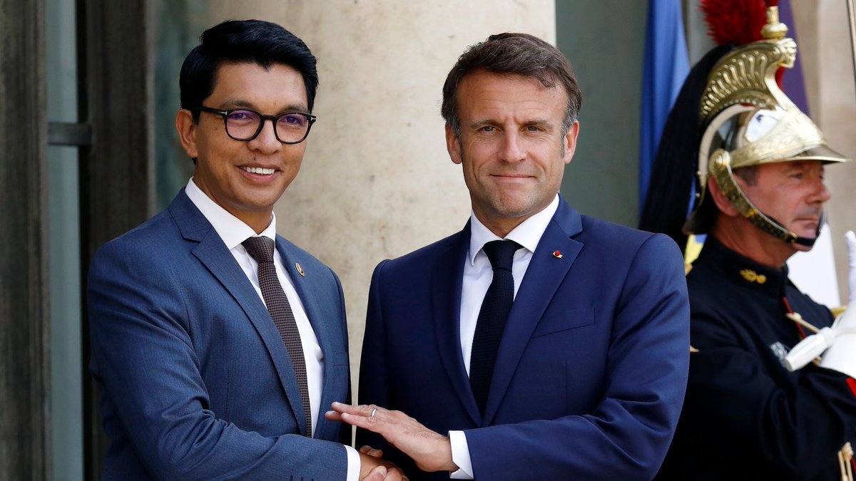 OutreMerLa1ere's tweet photo. 🇫🇷🇲🇬🇾🇹🇰🇲🇹🇫 #Madagascar : Aujourd'hui 26 juin, il y a 65 ans, Madagascar prenait son indépendance et s'était détachée des Comores françaises et des TAAF.

Rajoelina Andry, actuel président de l'île, est de nationalité française. https://t.co/prTeT18wxQ