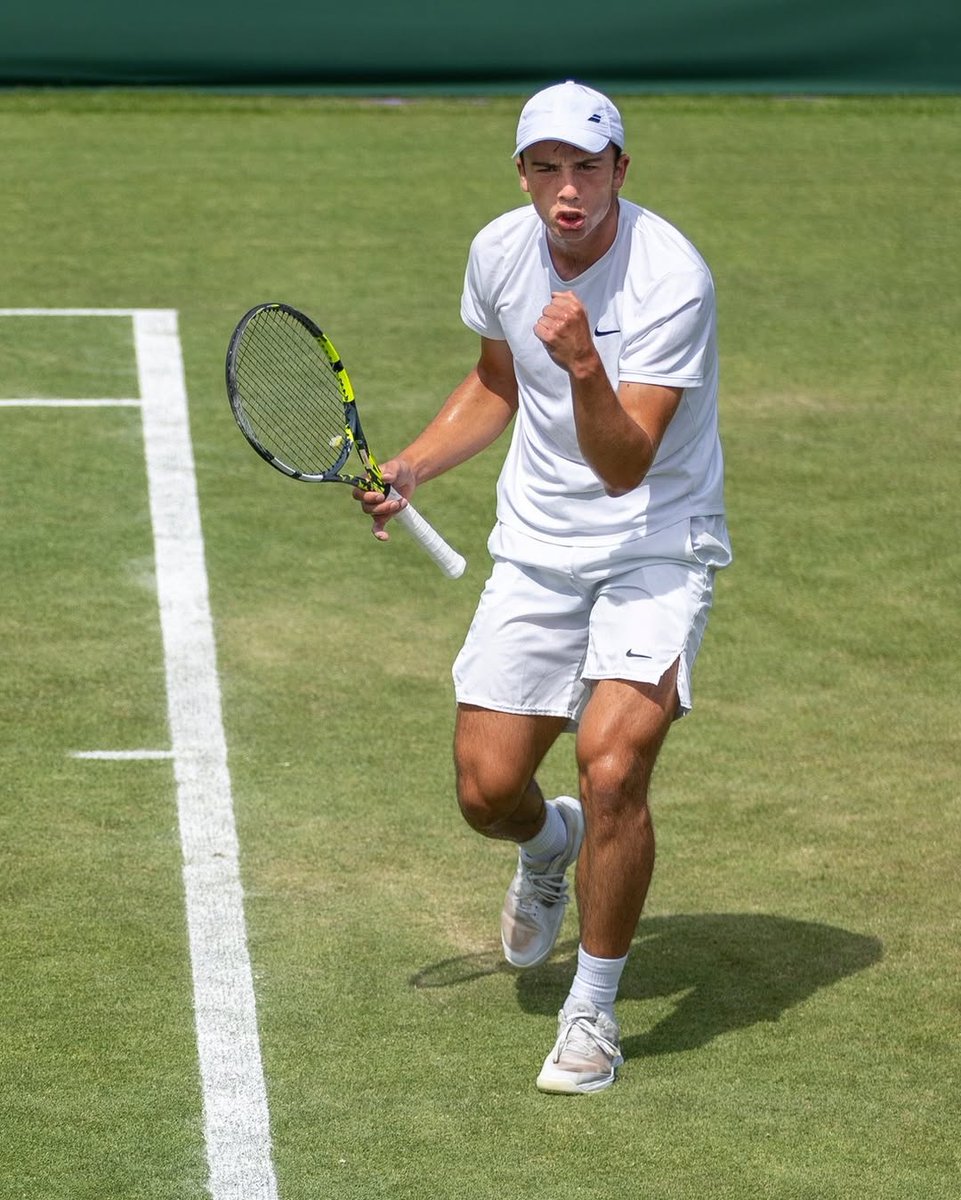 Parsa_Nemati's tweet image. 128 players in the #Wimbledon draw & 2 of them are @USDmTennis Toreros!
🇩🇰 August Holmgren (USD '22) saves 3 match points and beats Watanuki 64 67(2) 36 76(11) 76(7).
🇬🇧 Oliver Tarvet (USD rising senior) beat Blockx 63 36 62 61.
Main draw debuts at a major for both qualifiers.