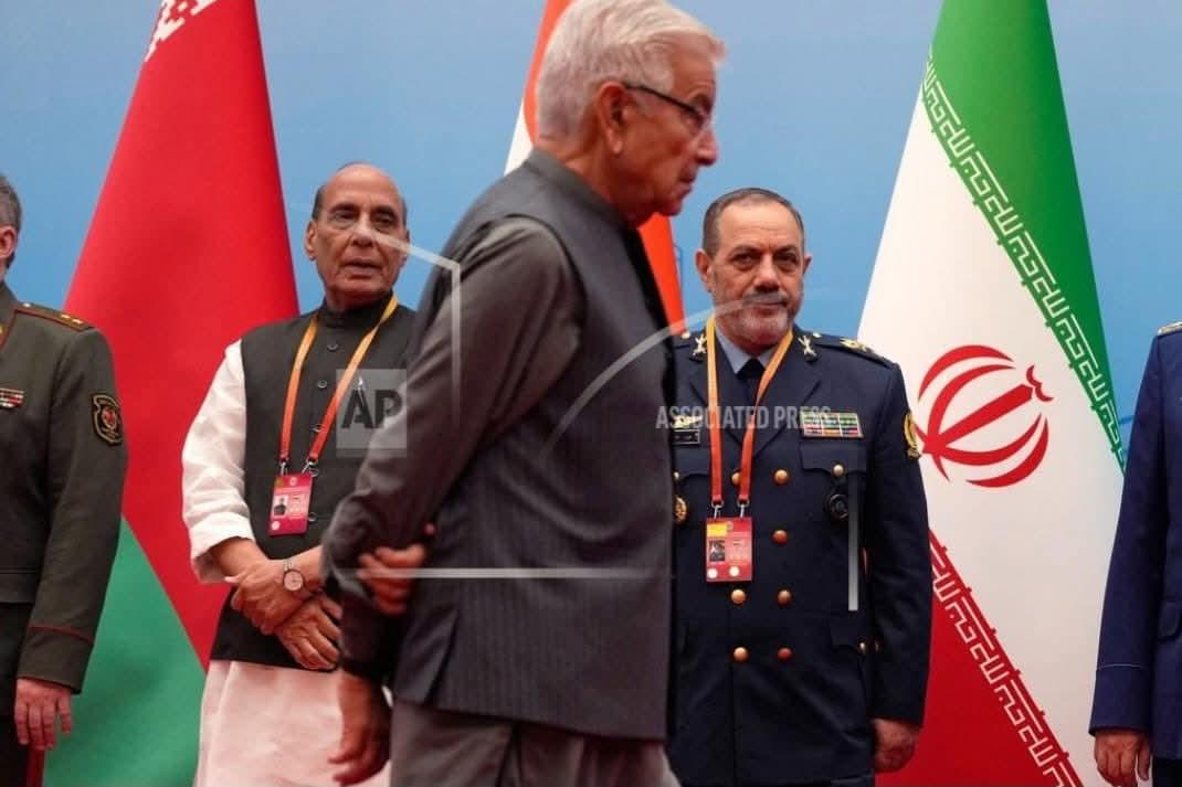 واہ خواجہ صاحب واہ...
گوانڈی کے سامنے سے گزر گئے لیکن اس کی طرف مڑ کر بھی نہ دیکھا ...
حالانکہ راج ناتھ کے expressions سے لگتا ہیکہ وہ سلام دعا کرنے کی توقع کر رہا تھا ....
#SCOSummit #SCO