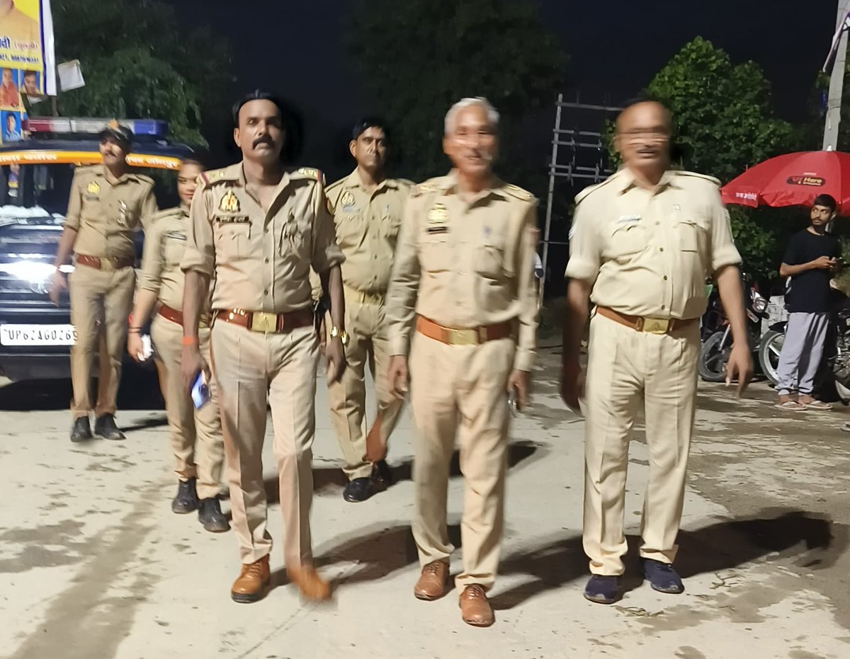 jaunpurpolice's tweet photo. जनपदीय पुलिस द्वारा अपने-अपने थाना क्षेत्र में सुरक्षा-व्यवस्था को सुदृढ़ बनाये रखने व अपराध एवं अपराधियों पर प्रभावी अंकुश लगाने हेतु प्रमुख मार्गों/चौराहों, भीड़-भाड़ वाले इलाकों में पैदल गस्त व सघन चेकिंग की जा रही है। https://t.co/oONoI1BH2H
