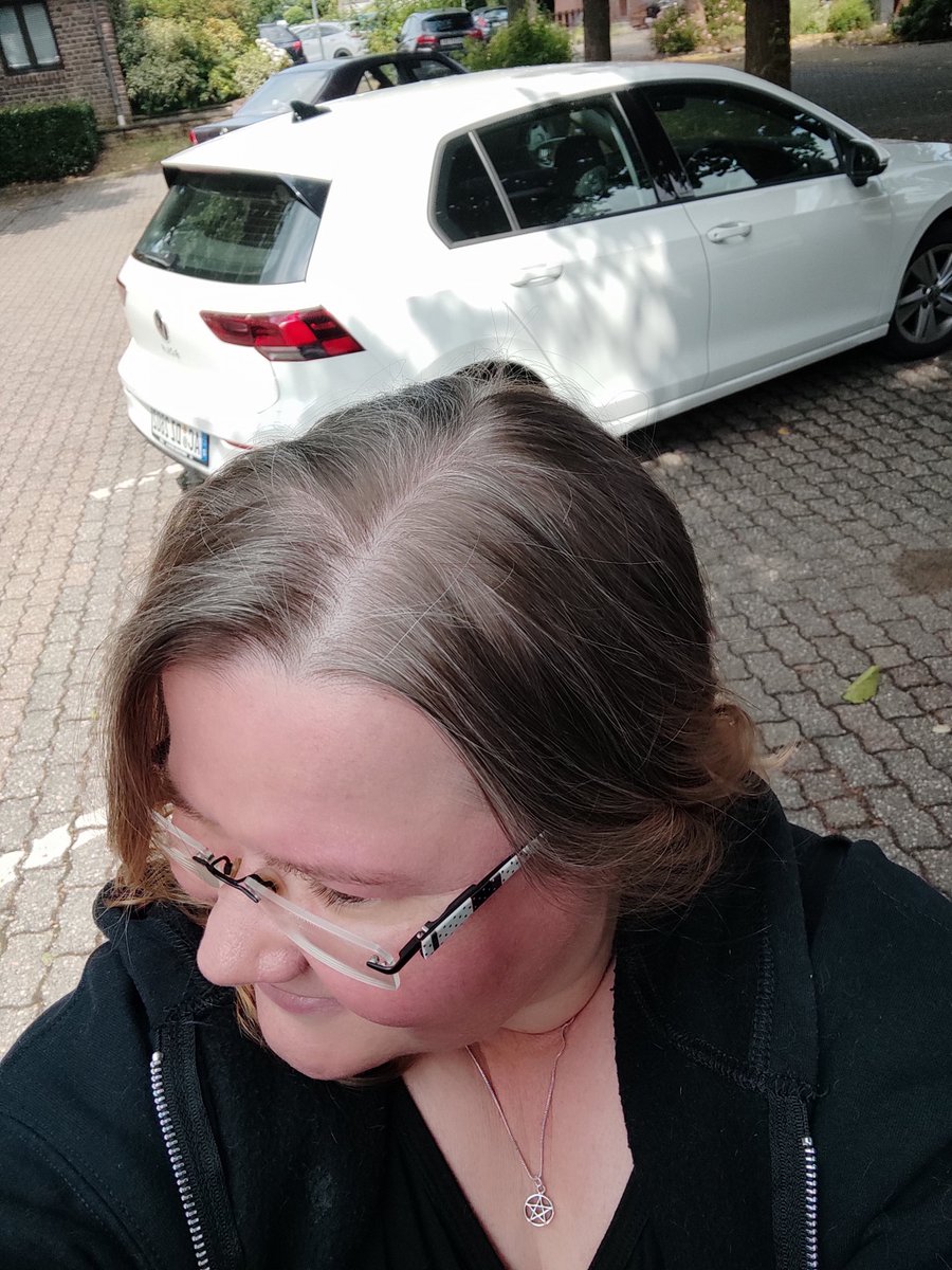 So, Friseur ist durch und plötzlich so günstig ohne Färben 😅 
Sorry die vorher Fotos sind im wahrsten Sinne ins Wasser gefallen 😂🌧️ 
Und ja, auf den Bildern sieht man die grauen Haare kaum, aber in natura hab ich ein paar deutliche Strähnen.