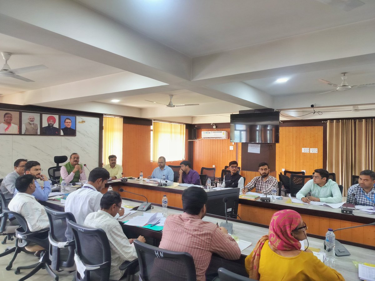 आज जिला कार्यालय में आयोजित डीएलआरसी बैठक में योजनाओं की प्रगति तथा ऋण वितरण पर समीक्षा हुई। जिलाधिकारी श्री आलोक कुमार पांडेय ने सरकार की सामाजिक सुरक्षा योजनाओं को अभियान चलाकर प्रत्येक व्यक्ति तक पहुँचाने के निर्देश दिए। बैंकिंग कार्यों को लेकर भी आवश्यक दिशा निर्देश दिए।