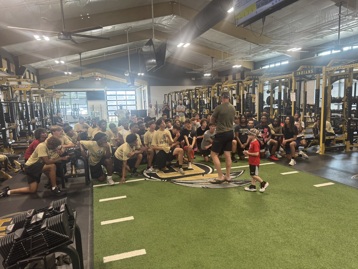 Holden Poole sharing love this morning to our JV/9th grade football players! #Chasing19