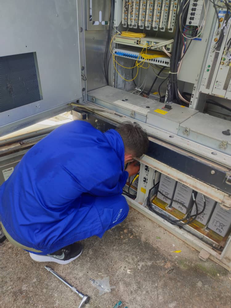 Los trabajadores de Energética en #Etecsa #PinardelRío han concluido la instalación de los bancos de baterías, para garantizar la estabilidad del sistema de telecomunicaciones en los sitios correspondientes. #EtecsaConCuba #UnidosPorCuba