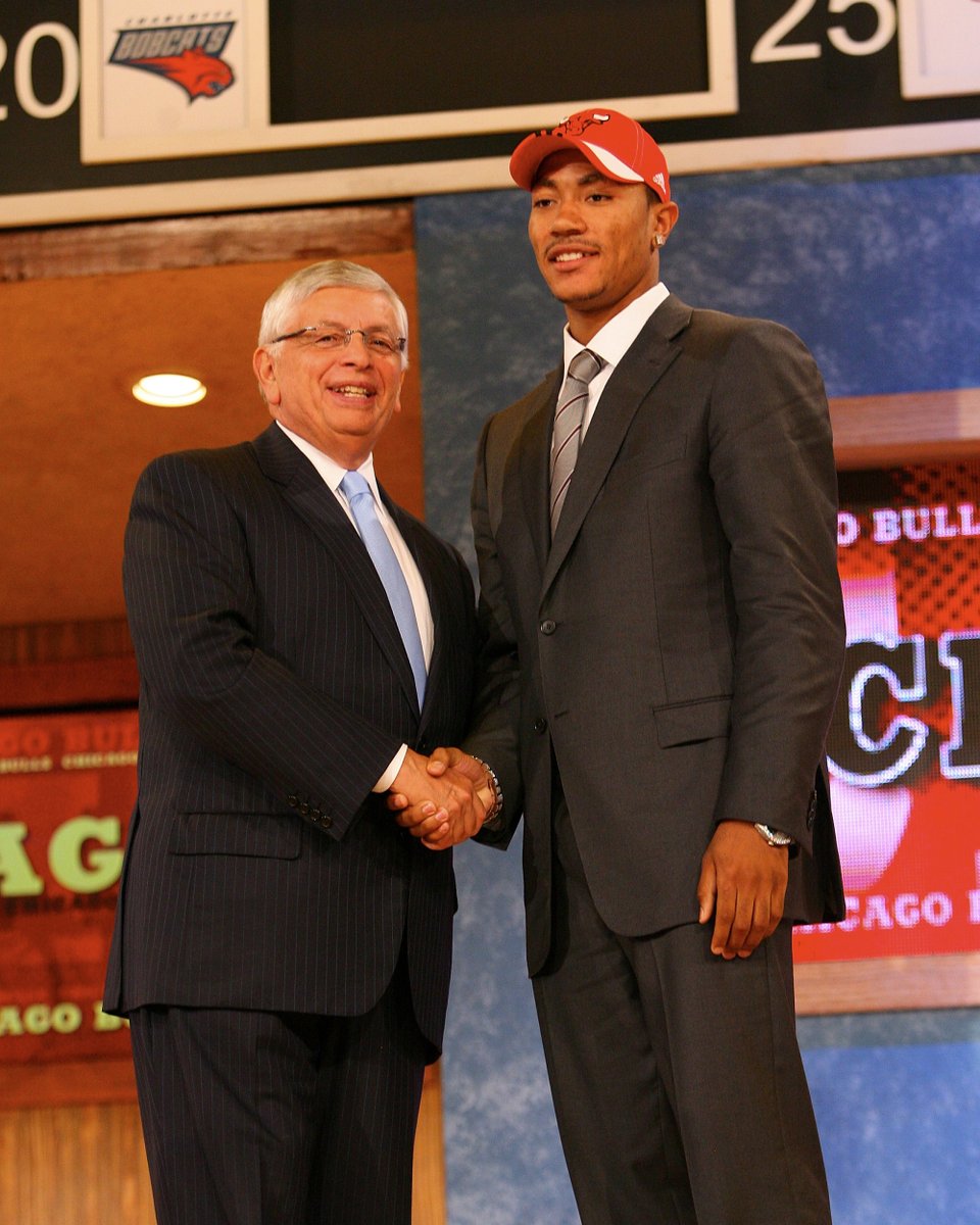 BullsArchive's tweet image. 17 years ago today: Derrick Rose became a Bull 🌹
