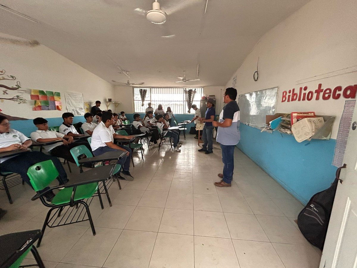 educacionyuc's tweet photo. Docentes especialistas en Educación para la #Salud de las #MisionesCulturales Rurales de #Teya y #Progreso impartieron pláticas a estudiantes de bachillerato sobre las drogas y sus consecuencias en la juventud, así como de primeros auxilios,... (1/2) https://t.co/DE057CXdrW