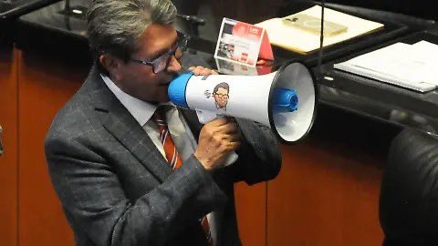 “Nosotros nunca hicimos eso del megáfono, irrespetuosos y traidores a la patria”

¿Aahhh nooo, MISERABLES?