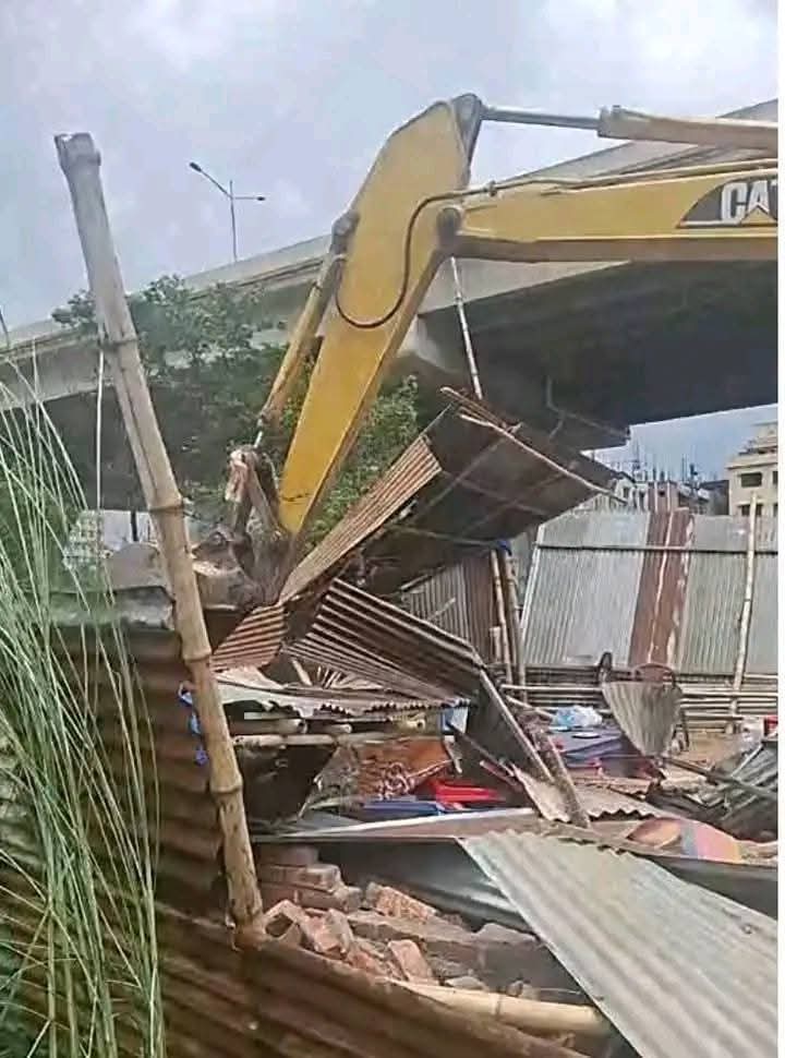 ShreeKrishna222's tweet photo. #Bangladesh

Muhammad Yunus-led terr*orist government is demolishing Durga Temple in #Dhaka.

Hindu minorities of Bangladesh are helpless. 

And why the World is silent! https://t.co/f97FNAxoi1
