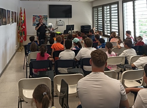 PLHuesca's tweet photo. 👮‍♀🚔 ¡Mañana especial en la Policía Local de Huesca! 🚨
Recibimos con entusiasmo a los niños y niñas del campus del Colegio Pedro J. Rubio. Les mostramos nuestras instalaciones, vehículos y, lo más importante, compartimos normas básicas de tráfico adaptadas a su edad. https://t.co/VTFjagmW2M