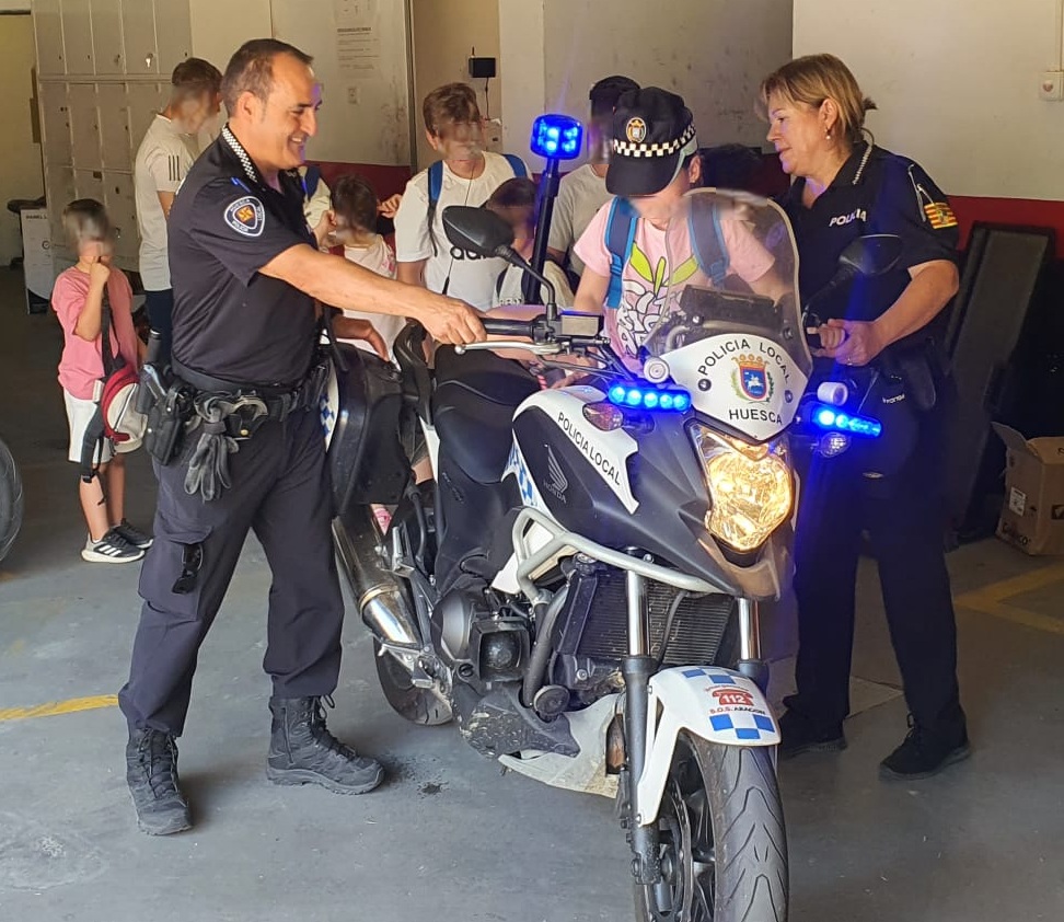 PLHuesca's tweet photo. 👮‍♀🚔 ¡Mañana especial en la Policía Local de Huesca! 🚨
Recibimos con entusiasmo a los niños y niñas del campus del Colegio Pedro J. Rubio. Les mostramos nuestras instalaciones, vehículos y, lo más importante, compartimos normas básicas de tráfico adaptadas a su edad. https://t.co/VTFjagmW2M