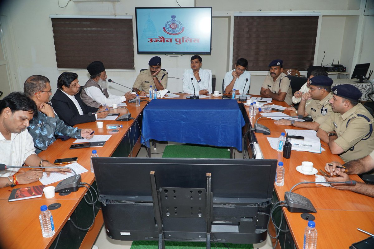 collectorUJN's tweet image. शांति समिति की बैठक सम्पन्न 

कलेक्टर व एसपी की अध्यक्षता में आगामी त्योहारों को लेकर हुई बैठक। सौहार्द बनाए रखने, सोशल मीडिया पर सतर्कता व ट्रैफिक सुधार को लेकर हुए अहम निर्णय।

#Ujjain #ShantiSamiti #RoshanKumarSingh #MPNews #UjjainPolice
