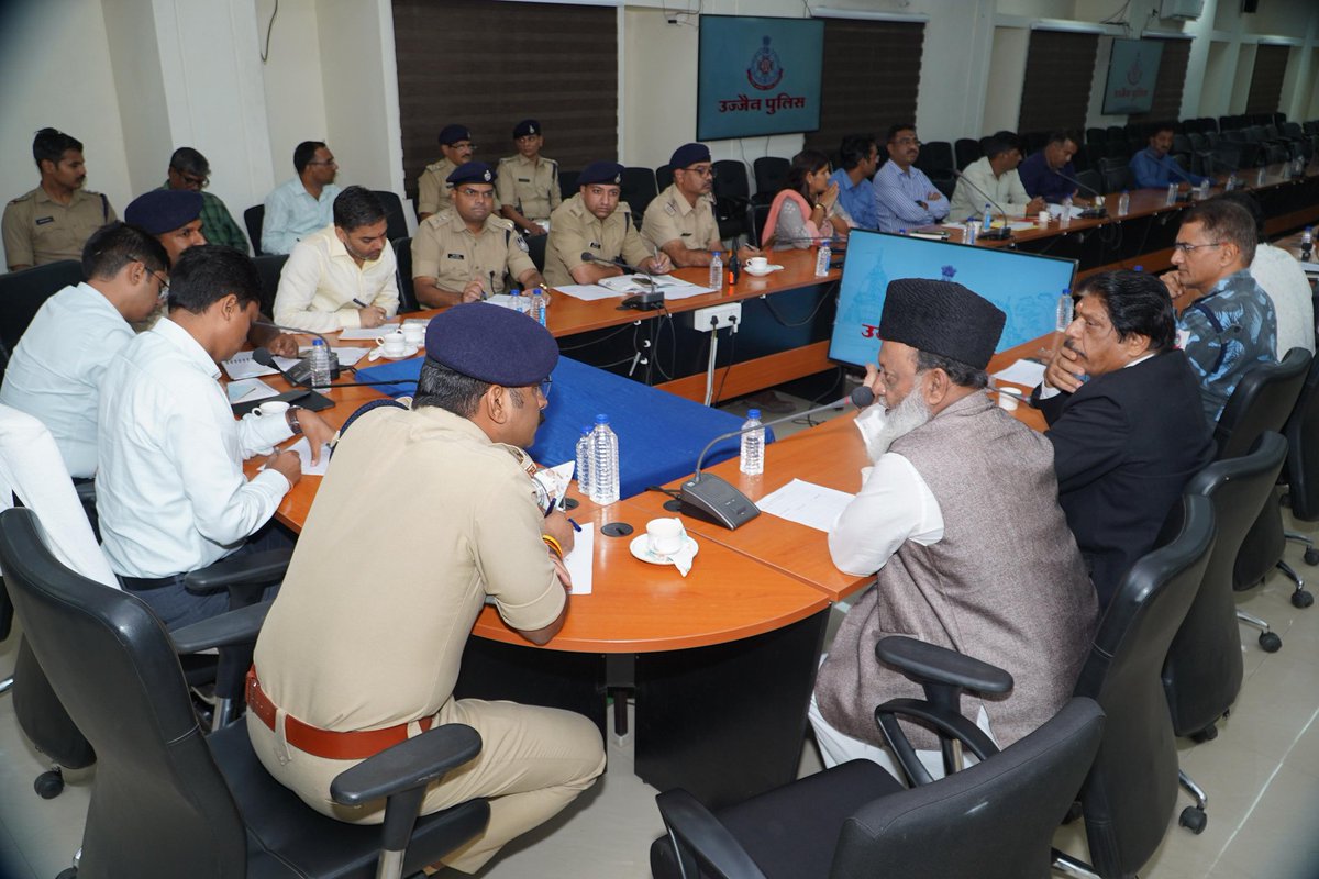 collectorUJN's tweet image. शांति समिति की बैठक सम्पन्न 

कलेक्टर व एसपी की अध्यक्षता में आगामी त्योहारों को लेकर हुई बैठक। सौहार्द बनाए रखने, सोशल मीडिया पर सतर्कता व ट्रैफिक सुधार को लेकर हुए अहम निर्णय।

#Ujjain #ShantiSamiti #RoshanKumarSingh #MPNews #UjjainPolice