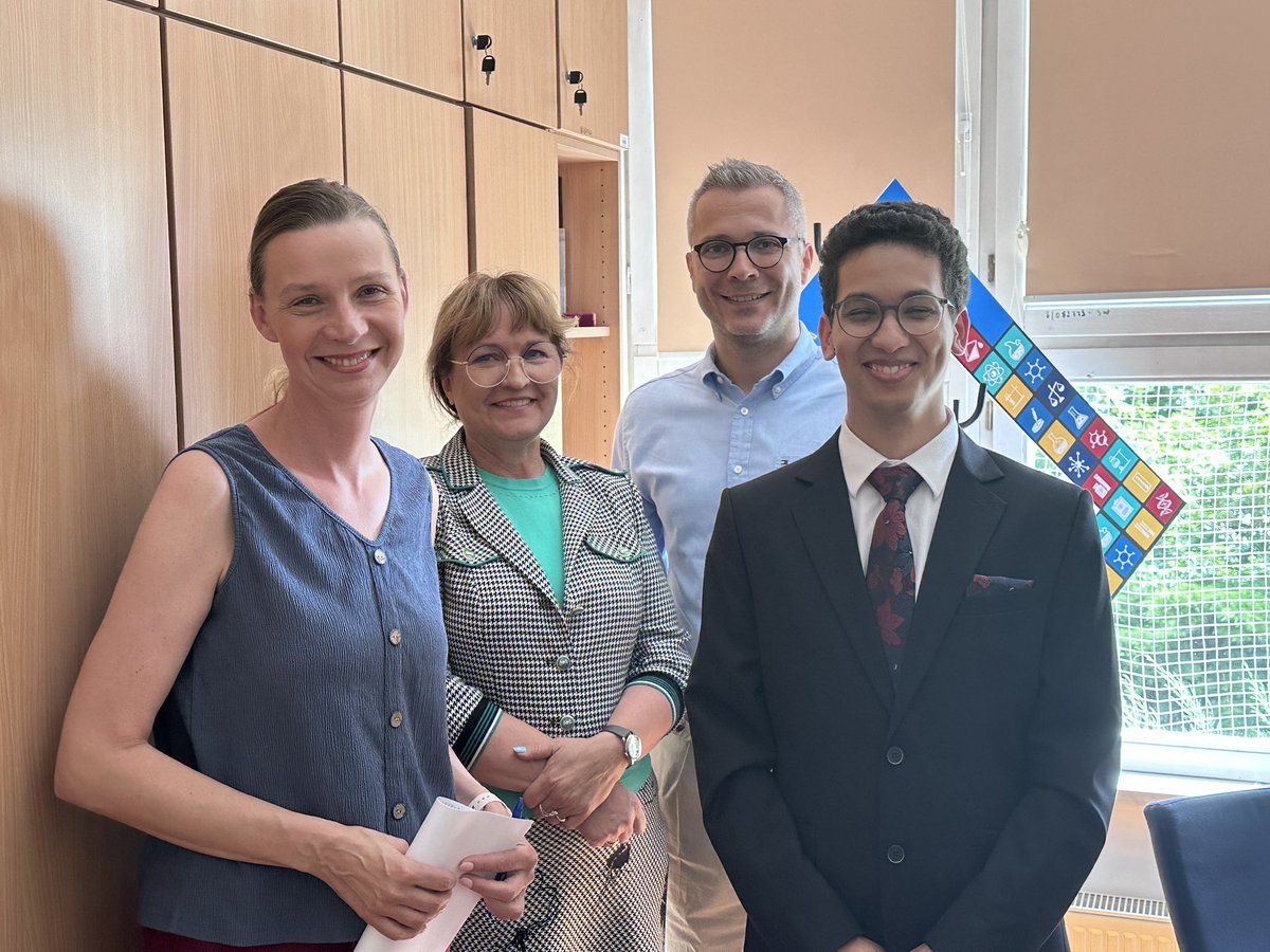 SiliconCage's tweet image. 🎓 David Kitssa just defended his MSc thesis with distinction in the Biomaterials Chemistry Group! 💥🧪
His research explored sulfonated mono- and octa-substituted POSS derivatives – a deep dive into advanced biomaterials chemistry. Congrats, David! 👏🔬@WCh_UWr @uniwroc #POSS