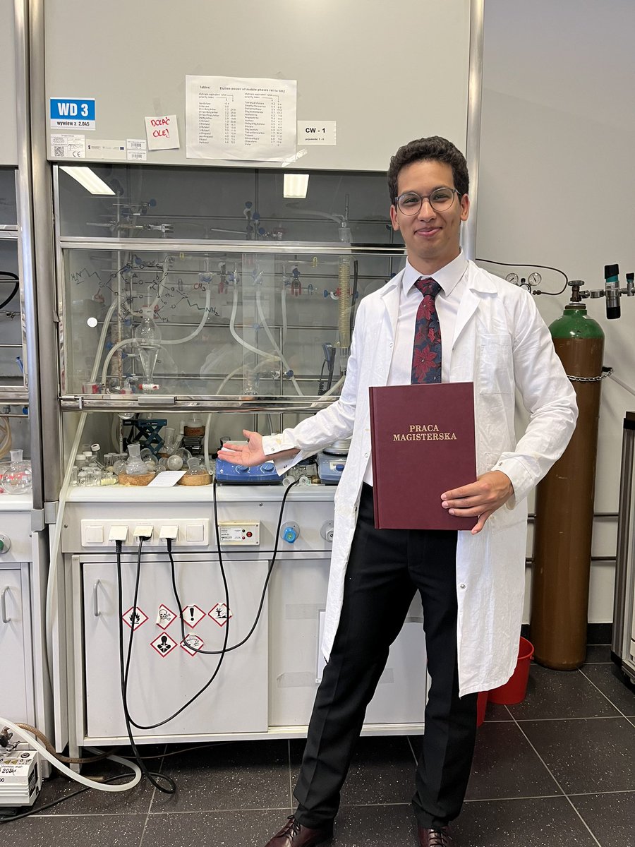 SiliconCage's tweet image. 🎓 David Kitssa just defended his MSc thesis with distinction in the Biomaterials Chemistry Group! 💥🧪
His research explored sulfonated mono- and octa-substituted POSS derivatives – a deep dive into advanced biomaterials chemistry. Congrats, David! 👏🔬@WCh_UWr @uniwroc #POSS