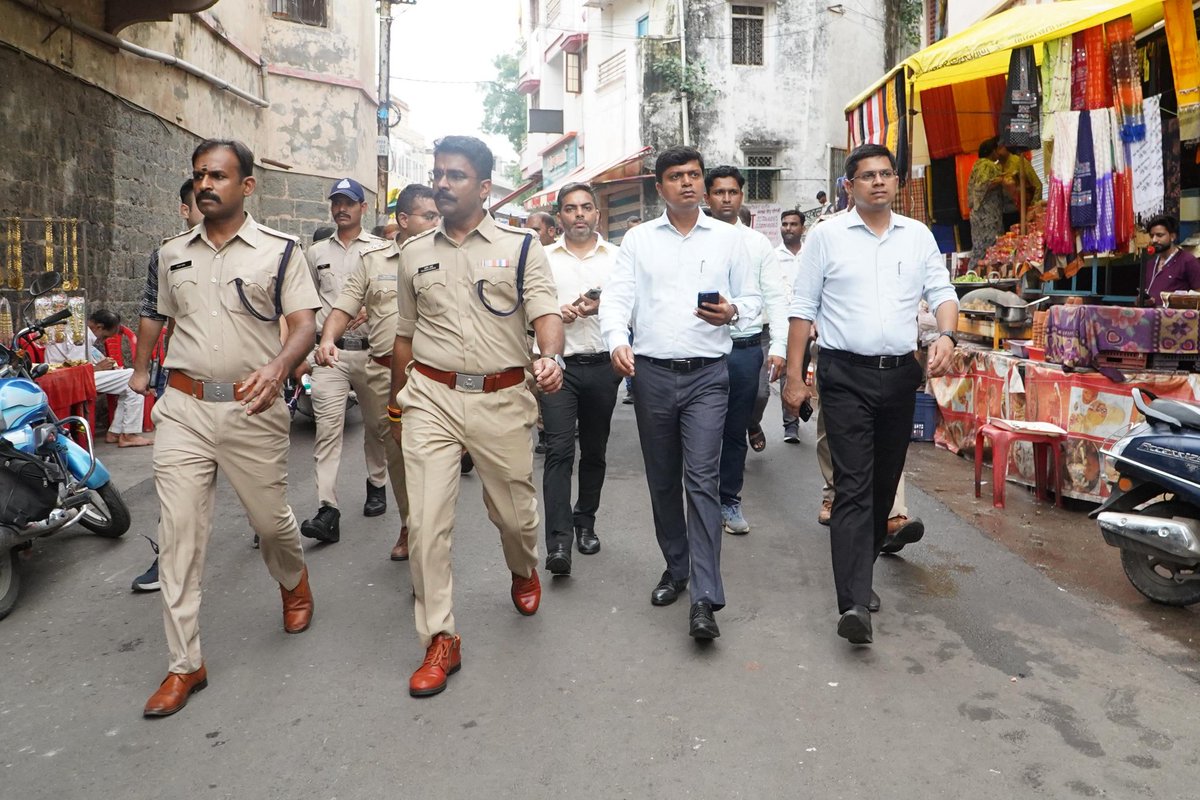 collectorUJN's tweet image. श्रावण सवारी मार्ग का कलेक्टर श्री सिंह ने किया पैदल निरीक्षण 🚶‍♂️🔍

अवरोध रहित मार्ग, साफ-सफाई, अतिक्रमण हटाने व रात्रि में रोड रिस्टोरेशन के दिए निर्देश।
श्रावण सवारी की तैयारी जोरों पर।

#MahakalKiSawari #Ujjain #RoshanKumarSingh #MPNews #Mahakal #Sawan2025