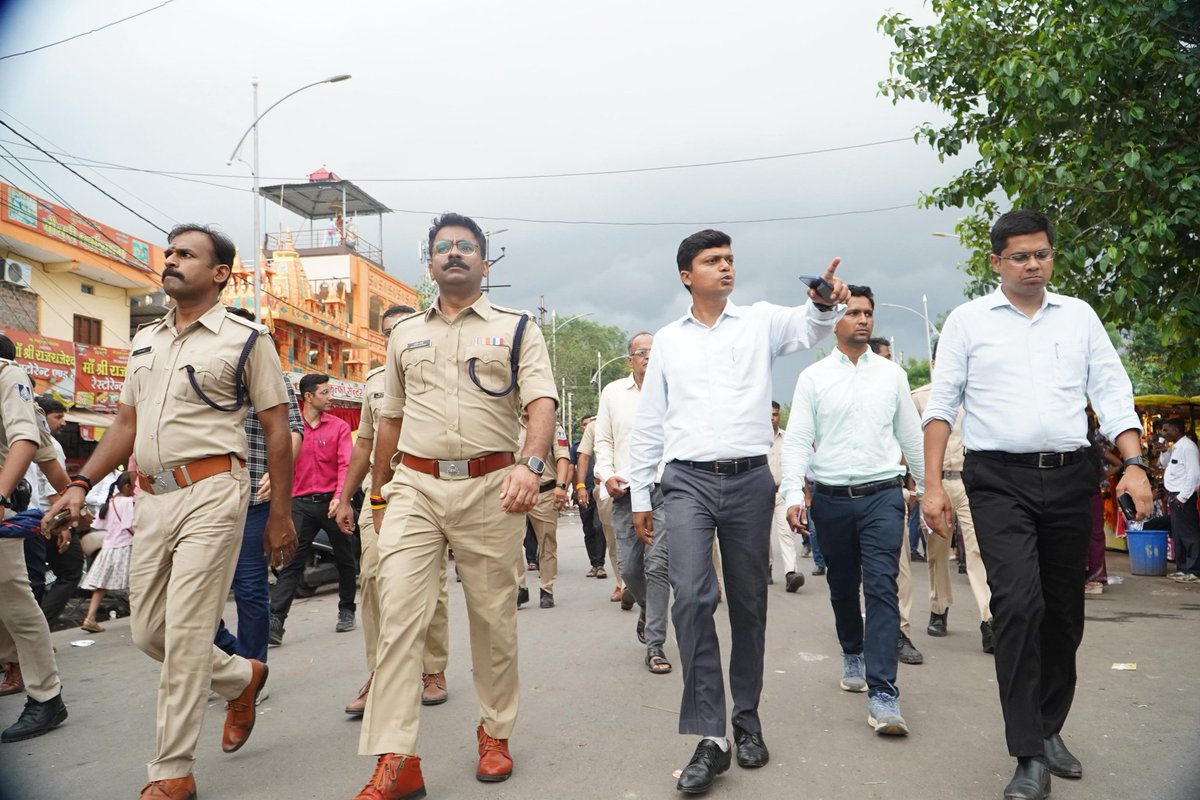 collectorUJN's tweet image. श्रावण सवारी मार्ग का कलेक्टर श्री सिंह ने किया पैदल निरीक्षण 🚶‍♂️🔍

अवरोध रहित मार्ग, साफ-सफाई, अतिक्रमण हटाने व रात्रि में रोड रिस्टोरेशन के दिए निर्देश।
श्रावण सवारी की तैयारी जोरों पर।

#MahakalKiSawari #Ujjain #RoshanKumarSingh #MPNews #Mahakal #Sawan2025