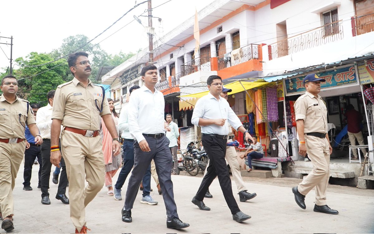 collectorUJN's tweet image. श्रावण सवारी मार्ग का कलेक्टर श्री सिंह ने किया पैदल निरीक्षण 🚶‍♂️🔍

अवरोध रहित मार्ग, साफ-सफाई, अतिक्रमण हटाने व रात्रि में रोड रिस्टोरेशन के दिए निर्देश।
श्रावण सवारी की तैयारी जोरों पर।

#MahakalKiSawari #Ujjain #RoshanKumarSingh #MPNews #Mahakal #Sawan2025