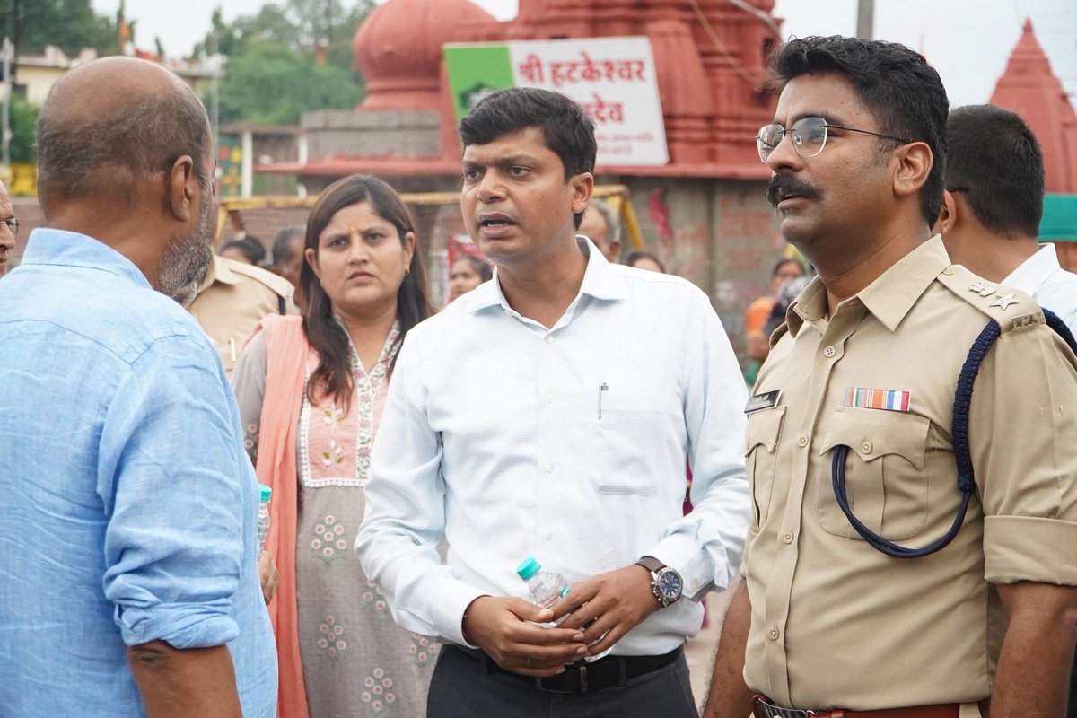 collectorUJN's tweet image. श्रावण सवारी मार्ग का कलेक्टर श्री सिंह ने किया पैदल निरीक्षण 🚶‍♂️🔍

अवरोध रहित मार्ग, साफ-सफाई, अतिक्रमण हटाने व रात्रि में रोड रिस्टोरेशन के दिए निर्देश।
श्रावण सवारी की तैयारी जोरों पर।

#MahakalKiSawari #Ujjain #RoshanKumarSingh #MPNews #Mahakal #Sawan2025