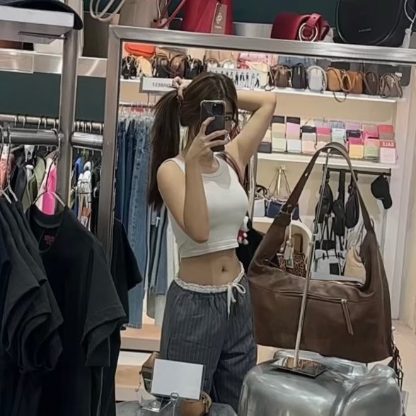 เสื้อกล้ามที่ใส่ได้ everyday แบบคนสวยขา เชียร์เสื้อรุ่นนี้ค่ะ สีเบสิก ขาว เทา เสื้อกล้ามทรงครอบ ใส่แล้วดูมีอะไรที่สุด ไม่มีอ่อม ตัวละ100นิดๆเท่านั้น