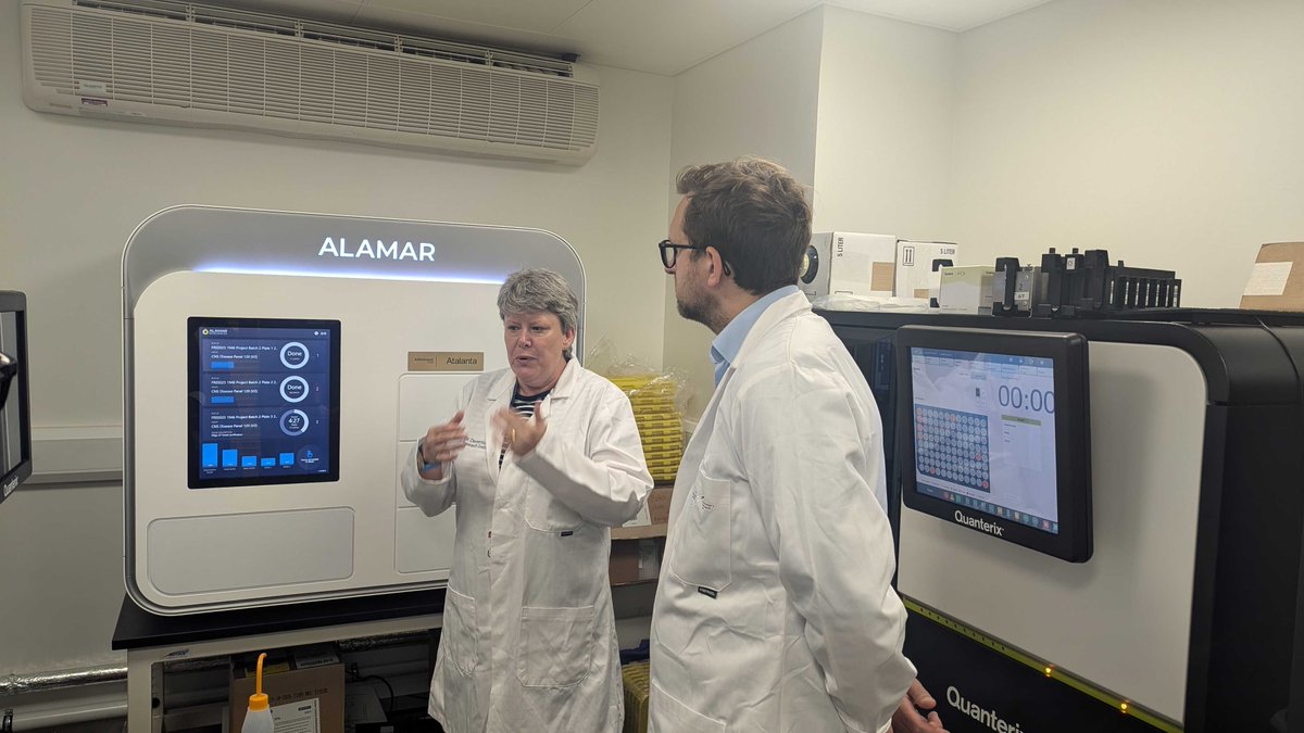 Brilliant to welcome <a href="/fivanmierlo/">Freddie van Mierlo MP 🔶</a> to the UK DRI Biomarker Factory @UCL yesterday🙌 

We showcased how our researchers are using cutting-edge techniques to transform the future of dementia diagnosis👉buff.ly/lCYqTo5