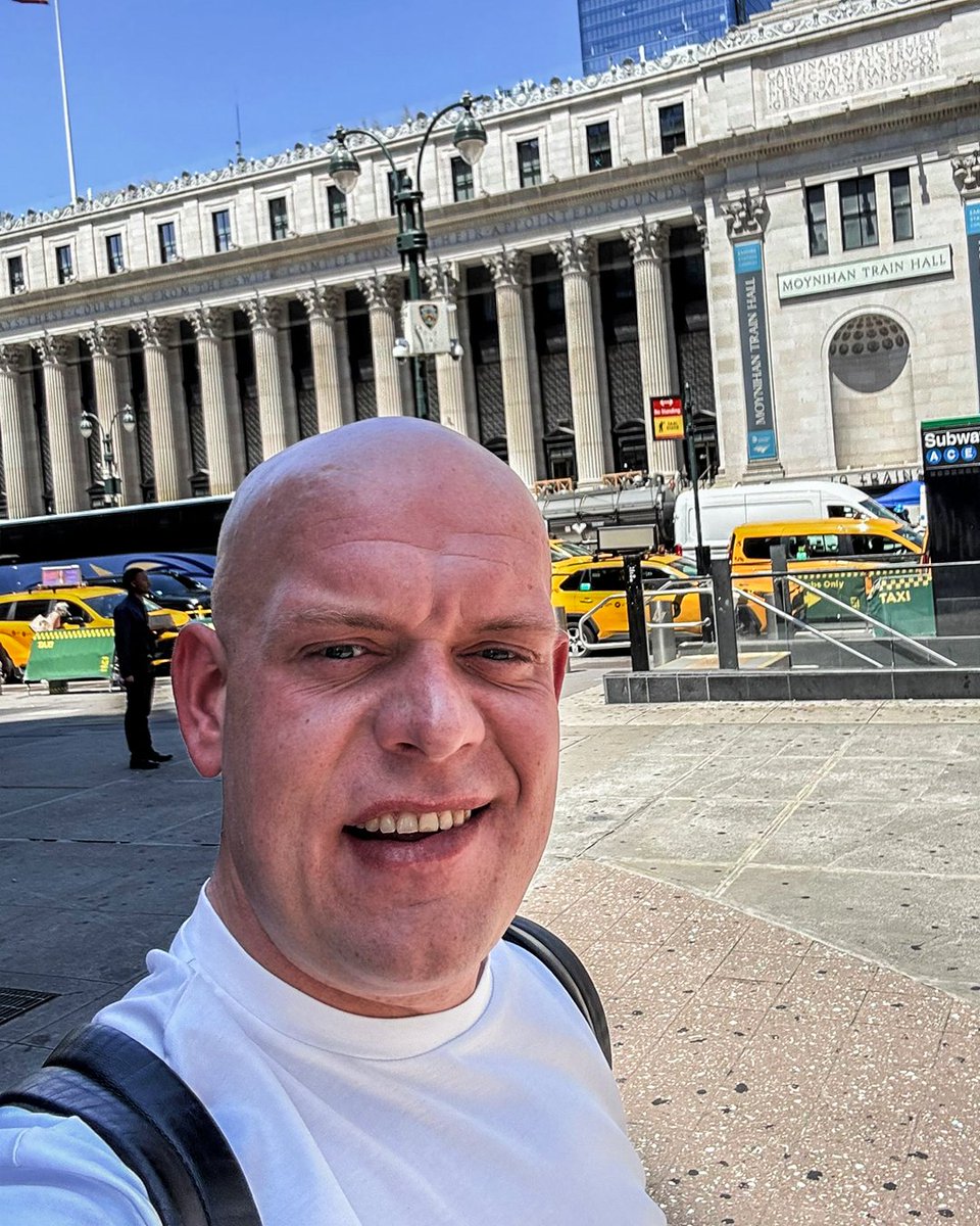MvG180's tweet image. 𝗡𝗲𝘄 𝗬𝗼𝗿𝗸, 𝗡𝗲𝘄 𝗖𝗵𝗮𝗽𝘁𝗲𝗿. 🗽 Good to be back in the city that never sleeps. US Darts Masters coming up. 💚