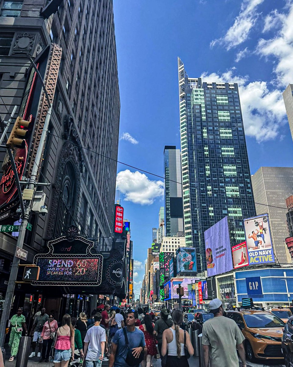 MvG180's tweet image. 𝗡𝗲𝘄 𝗬𝗼𝗿𝗸, 𝗡𝗲𝘄 𝗖𝗵𝗮𝗽𝘁𝗲𝗿. 🗽 Good to be back in the city that never sleeps. US Darts Masters coming up. 💚