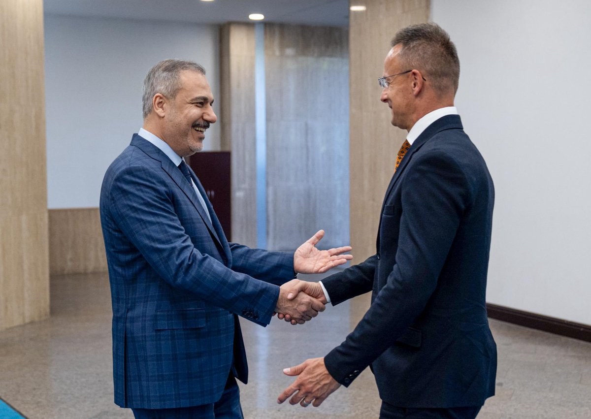 Balkanlar İzleme Merkezi (@baim__1) on Twitter photo 📍Macaristan
Türkiye ile Macaristan Arasında Diplomatik Temas: Fidan ve Szijjarto Ankara’da Görüştü
Dışişleri Bakanı Hakan Fidan, Macaristan Dışişleri ve Dış Ticaret Bakanı Peter Szijjarto ile başkent Ankara’da bir araya geldi.
<a href="/HakanFidan/">Hakan Fidan</a> <a href="/FM_Szijjarto/">Péter Szijjártó</a> 📍Macaristan
Türkiye ile Macaristan Arasında Diplomatik Temas: Fidan ve Szijjarto Ankara’da Görüştü
Dışişleri Bakanı Hakan Fidan, Macaristan Dışişleri ve Dış Ticaret Bakanı Peter Szijjarto ile başkent Ankara’da bir araya geldi.
<a href="/HakanFidan/">Hakan Fidan</a> <a href="/FM_Szijjarto/">Péter Szijjártó</a>