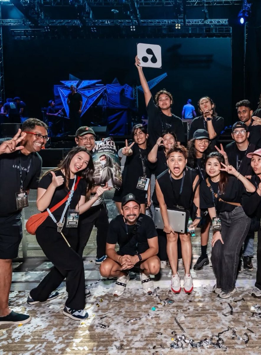 GM to all those that GM!! 

We never posted this snap from the AA crew. Months of blood sweat and tears for Alan Walker in KL to become a sensation.

Your network is your networth.

- AA