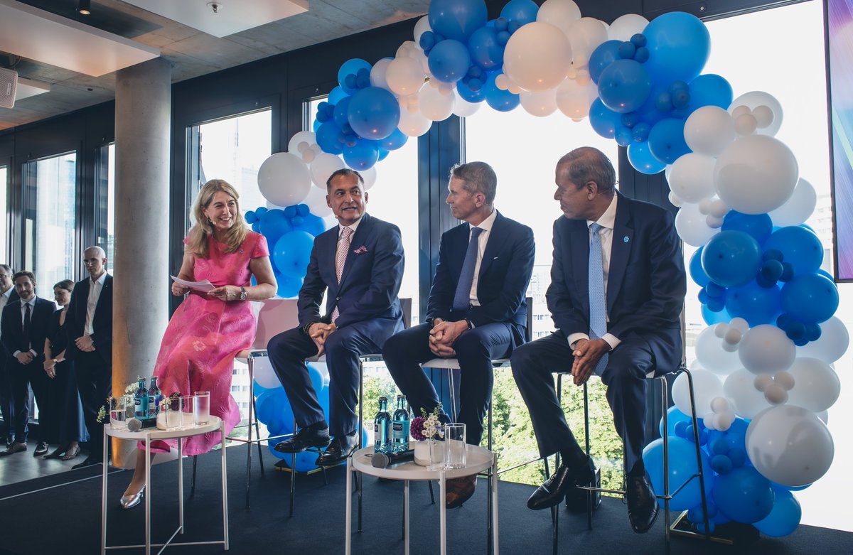 Andrew Mitchell (@andrewjonathanm) on Twitter photo Das britische Finanzunternehmen <a href="/Barclays/">Barclays Bank</a> feierte gestern ein ganz besonderes Jubiläum: 100 Jahre Präsenz in Deutschland – ein bedeutender Meilenstein, der die langjährige und erfolgreiche Partnerschaft zwischen Barclays und dem deutschen Markt würdigt. 🇬🇧 🤝 🇩🇪 Das britische Finanzunternehmen <a href="/Barclays/">Barclays Bank</a> feierte gestern ein ganz besonderes Jubiläum: 100 Jahre Präsenz in Deutschland – ein bedeutender Meilenstein, der die langjährige und erfolgreiche Partnerschaft zwischen Barclays und dem deutschen Markt würdigt. 🇬🇧 🤝 🇩🇪