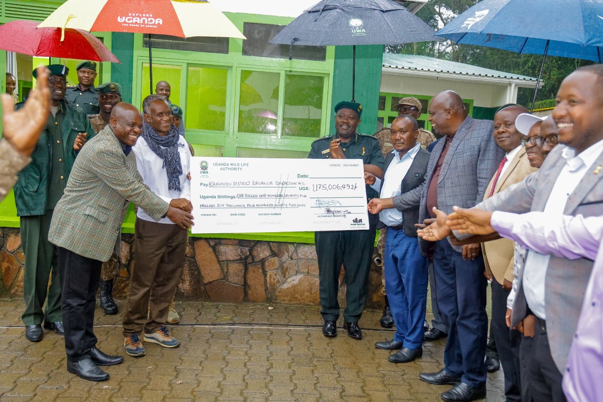 samuelkeeya1's tweet image. The Uganda Wildlife Authority (UWA) disbursed UGX 2.17 billion (approximately $580,000 USD) to communities neighboring the Bwindi-Mgahinga Conservation Area. Read more below.....
responsibletourismcompany.com/the-vital-role…
@Mamerito @RespTourismUG @ugwildlife
