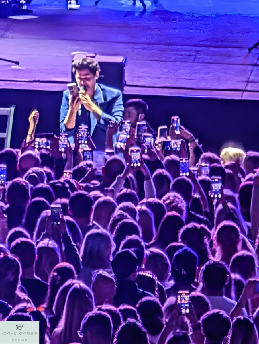 CosmicXposure's tweet photo. @thescript @EdenProject Danny making a call to his family member, and Hall of Fame what a night, what a band, what an experience. #thescript #edensessions #cosmicxposure #scriptfamily https://t.co/drKtUuiSBj