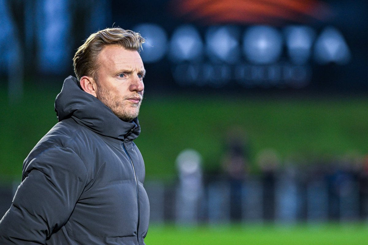 oranjefussball's tweet photo. Dirk #Kuijt wird neuer Trainer beim #FCDordrecht - das teilte sein Berater Rob Jansen gegenüber @ESPNnl mit. Eine offizielle Bestätigung steht noch aus. Seine Trainerkarriere verliefen bisher nicht erfolgreich: Bei ADO Den Haag entlassen und mit Beerschot (Belgien) abgestiegen. https://t.co/1cnuN8qLVu