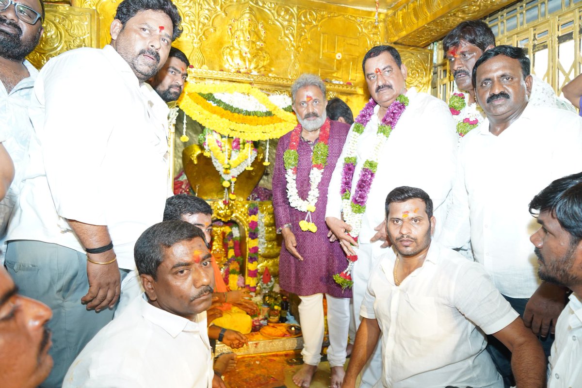 గోల్కొండ బోనాలను పురస్కరించుకొని టీపీసీసీ ప్రచార కమిటీ చైర్మన్, మాజీ ఎంపీ మధుయాష్కి గౌడ్ గారు, రోడ్డు డెవలప్మెంట్ కార్పొరేషన్ చైర్మన్ మల్ రెడ్డి రామ్ రెడ్డి గారు ఈరోజు గోల్కొండ కోటలోని శ్రీశ్రీశ్రీ  జగదాంబిక అమ్మవారిని దర్శించుకున్నారు. అమ్మవారికి ప్రత్యేక పూజలు నిర్వహించారు.