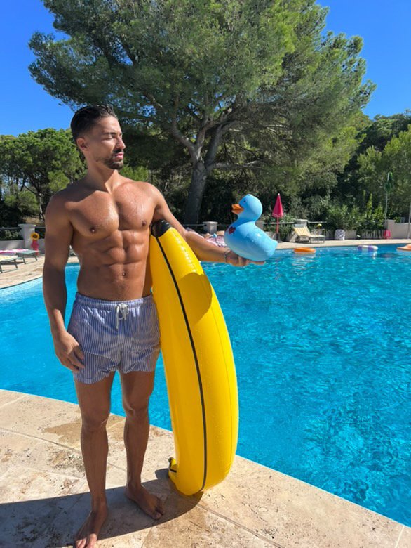 modelglow25's tweet photo. Corps affรปtรฉ, esprit lรฉger. Mรชme les guerriers savent se distraire. ๐ฆ๐
Who's ready to dive into my world? ๐
#SummerMood #FitLifestyle #PoolVibes #MaleModel #PlayHardStaySharp #AbsOnPoint #BananaEnergy #FunAndSexy #VibeCheck https://t.co/BHsDPlv2No