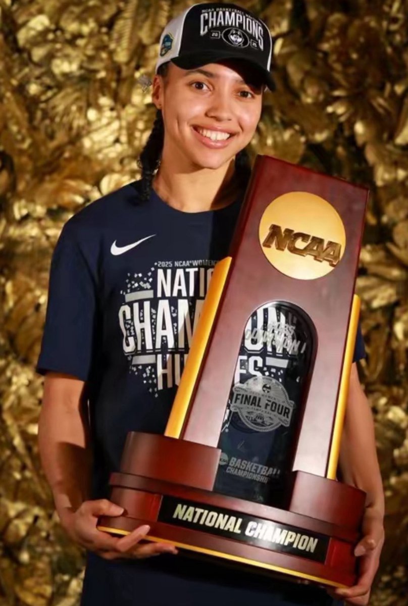 Jackeoos's tweet image. Azzi should’ve got that “best comeback athlete” nomination but #ok… #robbed