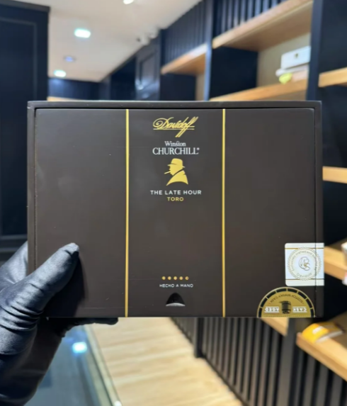 LiyaMaria1986's tweet photo. Davidoff The Dark Hour Bull - 20 cigars, 152mm, 52 ring gauge, full-bodied. Rich flavors: leather, oak, earthy notes with hints of dandelion, cocoa, and black pepper in the beginning. Mid-stage brings oak barrel & whisky notes blending with floral & berry undertones. Pair with whisky for an elevated experience. #cigars #luxury #NY #FL #TX #USA