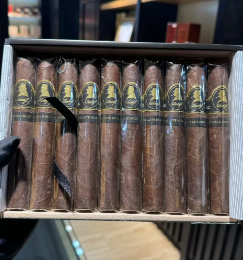 LiyaMaria1986's tweet photo. Davidoff The Dark Hour Bull - 20 cigars, 152mm, 52 ring gauge, full-bodied. Rich flavors: leather, oak, earthy notes with hints of dandelion, cocoa, and black pepper in the beginning. Mid-stage brings oak barrel & whisky notes blending with floral & berry undertones. Pair with whisky for an elevated experience. #cigars #luxury #NY #FL #TX #USA