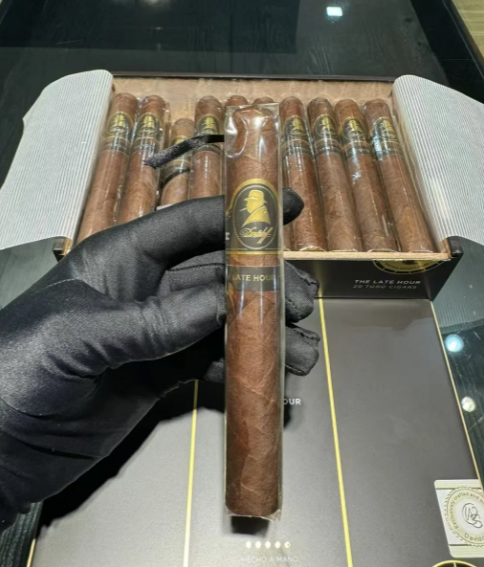 LiyaMaria1986's tweet photo. Davidoff The Dark Hour Bull - 20 cigars, 152mm, 52 ring gauge, full-bodied. Rich flavors: leather, oak, earthy notes with hints of dandelion, cocoa, and black pepper in the beginning. Mid-stage brings oak barrel & whisky notes blending with floral & berry undertones. Pair with whisky for an elevated experience. #cigars #luxury #NY #FL #TX #USA