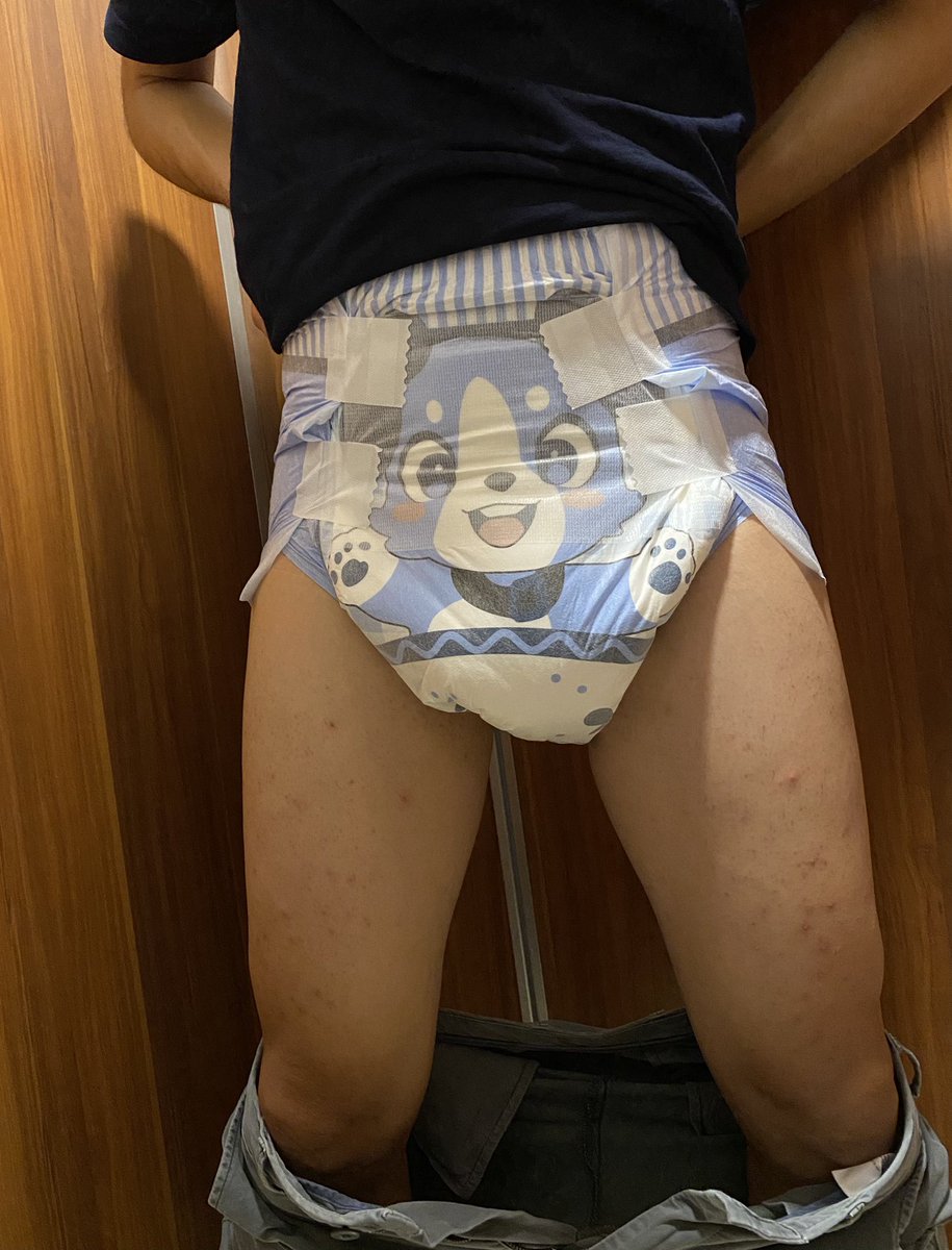 今天寶寶穿著小褲褲出門玩！

既然穿帥帥的小褲褲就要穿酷酷的鞋鞋吧😎

雖然寶寶有很多技能但還是最愛閃電，這閃閃發亮的酷炫設計，哪個小男生受得了😍

疑？寶寶你的「小褲褲」怎麼一下子就那麼大包啊?（被抓去換尿布…

#abdl 
#diaperchange 
#童鞋 
#SKLSHOTER 
#スキルシューター