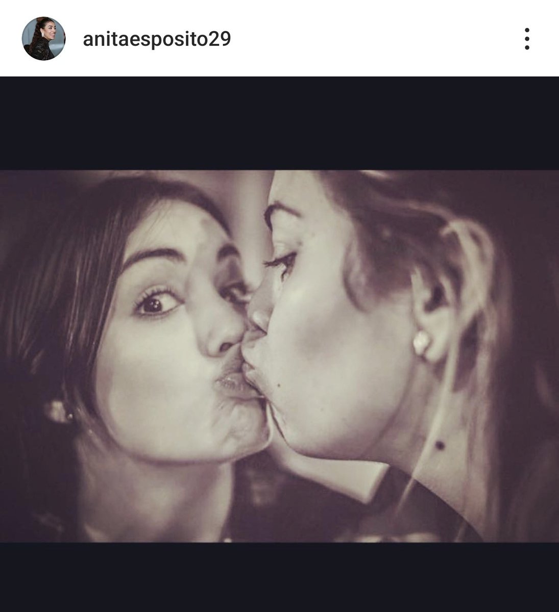 Lali Depósito chapando con la hermana y lo subían a Instagram⚰️⚰️

Están todos mal de la cabeza los Kukas.