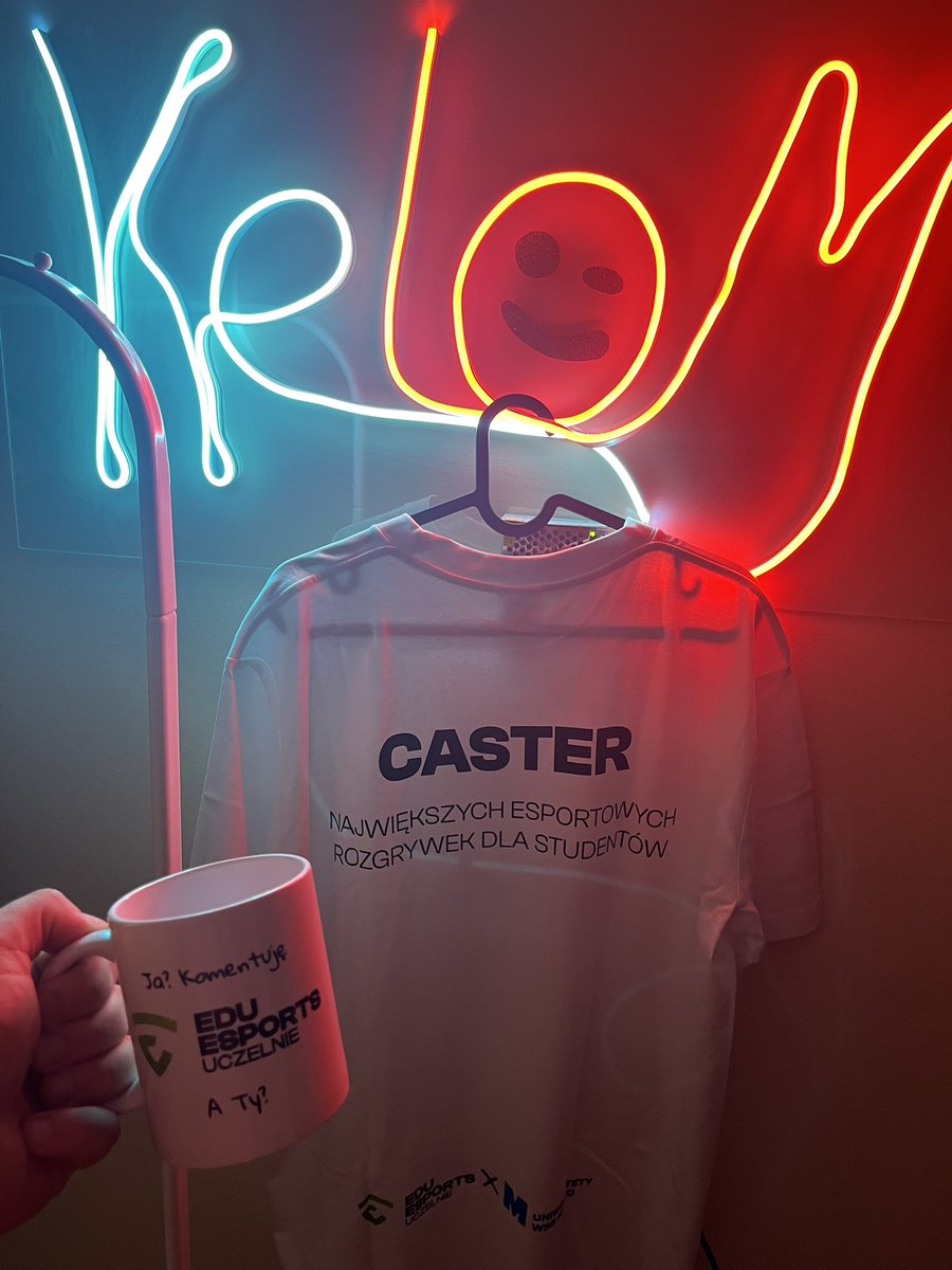 kelommolek's tweet photo. Siemka, 

Patrzcie jakie super prezenty dostałem, wielkie dzięki @edu_esports! 🥰

Bardzo się cieszę, że już od kilku lat udzielam się w tym projekcie, są to przewspaniałe rozgrywki uczelniane, które dostarczają wielu emocji 🔥
Do zobaczenia i usłyszenia w przyszłym sezonie 😎 https://t.co/IQkwg5Zbab