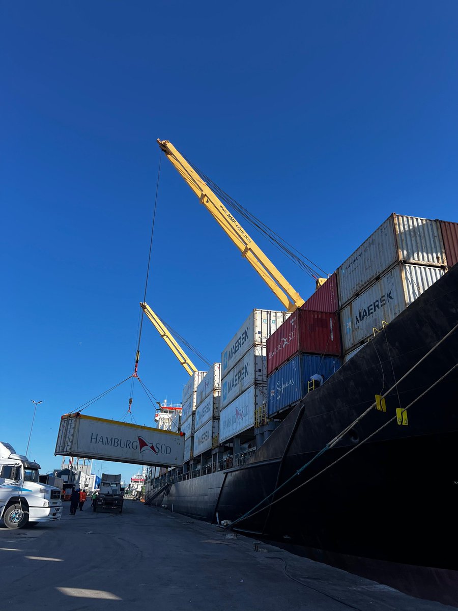 TC2mdp's tweet image. Ya comenzamos la operatoria sobre buque #Varamo que amarró en muelle 2 con servicio #Hipocoop
Moveremos 677 Teus en esta recalada