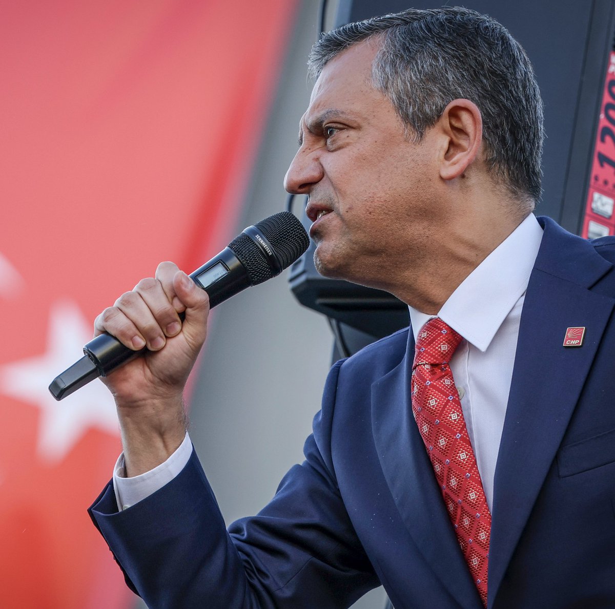 Özgür Özel: 

“Akit'e ceza veremeyenler, Akit'in yaptığı itliğin ortağıdır.”