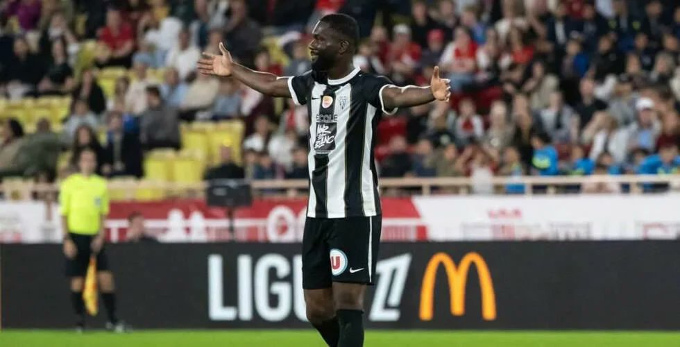 transferinyolu's tweet photo. 💣 ÖZEL | FATİH KARAGÜMRÜK 🖤❤️

Süper Lig'in yeni ekibi Fatih Karagümrük, Angers ile yollarını ayıran 31 yaşındaki Fildişi Sahilli ön libero Jean-Eudes Aholou'nun transferi için temaslarını sürdürüyor. Bu sezon 29 maçta 2 gol atan 1.86 m'lik yıldıza 2 yıllık kontrat önerildi. https://t.co/v66Gzz70tG